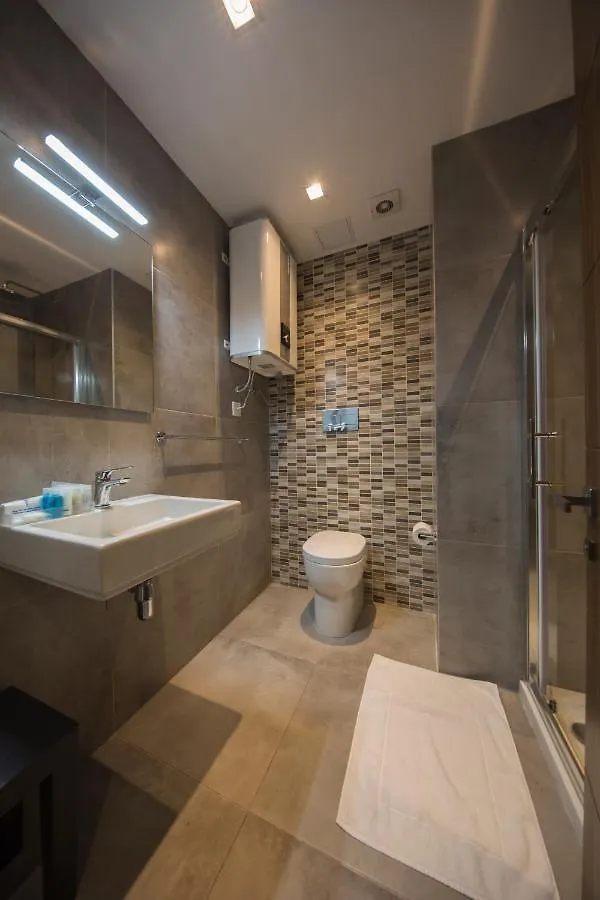 Lokali Rooms グジラ